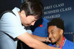 Đội tuyển Việt Nam vô địch giàu cảm xúc, HLV Kim Sang-sik đeo huy chương cho Nguyễn Xuân Son