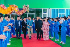 Tài tử Johnny Trí Nguyễn huấn luyện võ thuật, làm phim cho học viên IVS