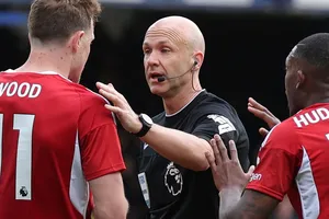 Trọng tài Anh bị phê phán vì sai lầm và lười biếng