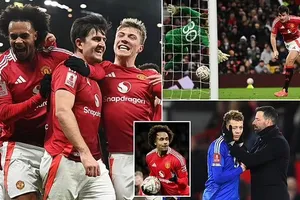 Ruud van Nistelrooy tức giận vì bàn thắng của MU việt vị cả mét