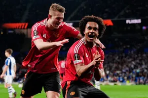 CLB Manchester United còn nước còn tát