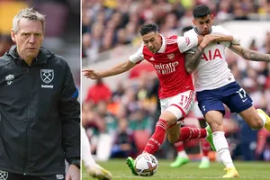 Huyền thoại bóng đá Anh gặp sự cố, máy bay hạ cánh khẩn cấp