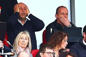 Tức giận cầu thủ Liverpool đá kém, HLV Arne Slot ra quyết định bất ngờ