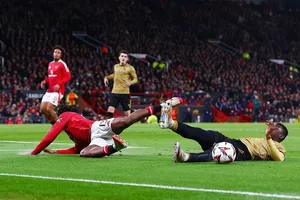 Kỳ lạ sao Man United từ chối hưởng phạt đền