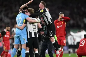 HLV Arne Slot bị tấn công sau thất bại của Liverpool ở Carabao Cup