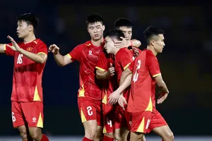 HLV Kim Sang-sik thay người sai lầm, tuyển Việt Nam trả giá