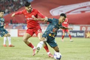 Báo động đỏ mặt sân Mỹ Đình xấu xí gây chấn thương hàng loạt cho cầu thủ 