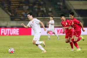 HLV Kim Sang-sik nhận tin vui, Malaysia bị chê bai