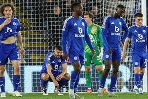 Leicester City lập kỷ lục buồn, mở rộng cửa xuống hạng