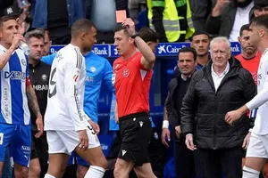 Phạm lỗi thô bạo, Mbappe bị đuổi khỏi sân