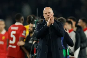 HLV Arne Slot bào chữa cho chức vô địch của Liverpool