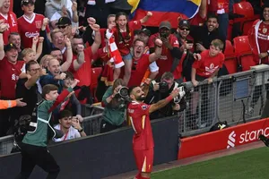 Tháo chạy khỏi sân Anfield sau khi Liverpool vô địch Premier League