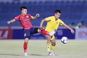 Bất ngờ tiền vệ Quang Hải rút lui khỏi trận đấu với Manchester United