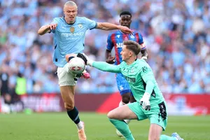 HLV Pep Guardiola đụng độ nảy lửa Henderson sau trận chung kết FA Cup đầy tranh cãi