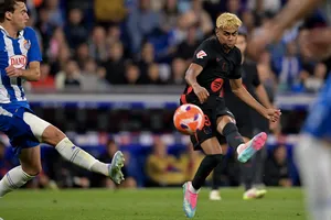 Barcelona giữ chân tài năng trẻ Yamal đến năm 2031 và tăng lương 'khủng'