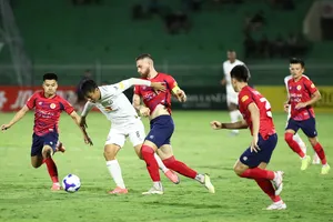 Những bàn thắng ‘lạ’ khiến cuộc đua trụ hạng V-League khó lường