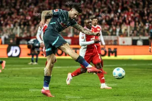 Lương của tân binh Sesko ở MU cao hơn Mbeumo nhưng thấp hơn Cunha