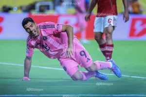 Ngôi sao Suarez bị trừng phạt nặng vì khạc nhổ vào đối phương