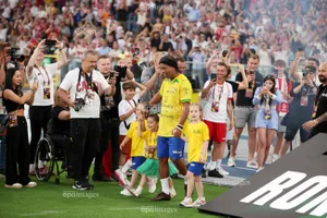 Con trai Ronaldinho theo chân người cha quái kiệt