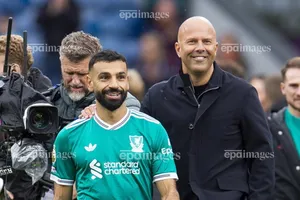 HLV Arne Slot bị sốc, Salah đi vào lịch sử