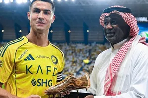 Siêu sao Ronaldo nhận giải thưởng Chiếc giày vàng