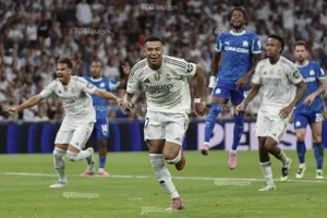 Mbappe lập cú đúp trong thế 10 đánh 11