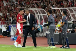 Chia tay đội tuyển Indonesia, HLV Kluivert nhận bao nhiêu tiền bồi thường?