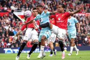 Man United chuộc lỗi ở sân khách Tottenham