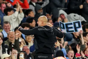 HLV Pep Guardiola thừa nhận sai lầm với người quay phim