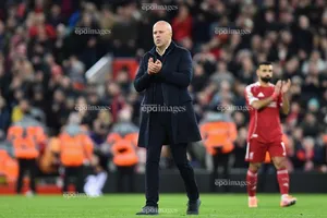 Sa thải HLV Slot, Liverpool bồi thường lớn