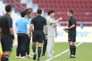 Lý do HLV của Lào nổi giận sau bàn thắng của Đình Bắc