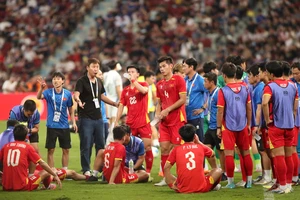 Lý do HLV Kim Sang-sik chưa tái ký hợp đồng với VFF