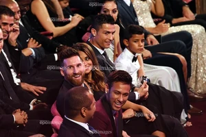 Messi lại thắng Ronaldo