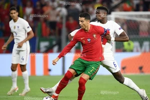 ‘Quái kiệt’ Pogba nhận giải thưởng đặc biệt và nói sự thật về Ronaldo