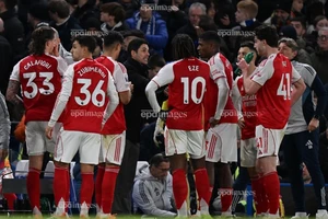 Arsenal lo sợ bị mất ngôi trong đêm Giao thừa