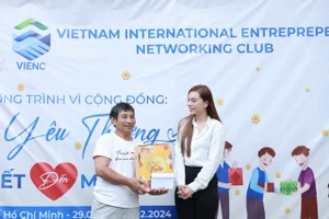 Hoa hậu Hoàng Hương Ly trao tặng 100 phần quà cho bà con ở quận Tân Bình