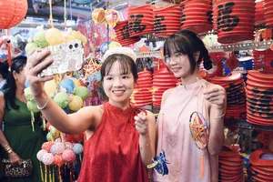 Sau cơn mưa, phố lồng đèn đường Lương Nhữ Học lại chật kín người