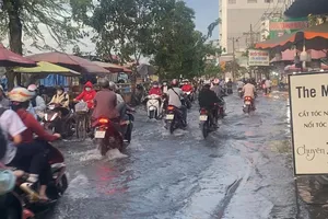 Nhiều tuyến đường tại quận 7 bị ngập do triều cường dâng cao