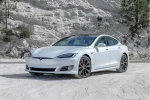 Hai chiếc xe ô tô điện có giá gần 4,4 tỉ với nhiều điểm thu hút