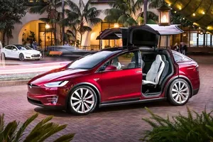 Những chiếc xe ô tô có thiết kế kiểu cửa cánh bướm độc lạ