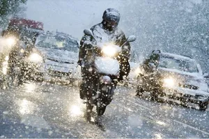 Mẹo đi xe máy trong thời tiết mưa lạnh giá
