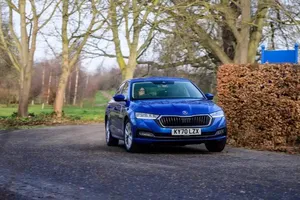 Top 10 ô tô hybrid tốt nhất năm 2022