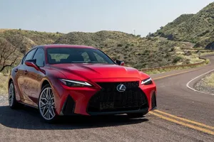 5 mẫu sedan thể thao mạnh mẽ và nhiều tính năng mới