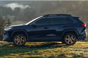 Bất chấp giá xăng tăng, 3 mẫu xe của toyota vẫn bán chạy nhất trong năm 2022