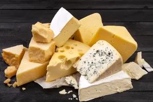 Rủi ro về sức khỏe khi bạn dùng quá nhiều phô mai 