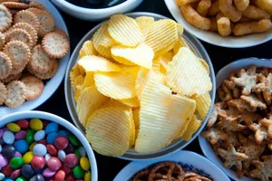 Những món ăn vặt có hại cho sức khỏe đường ruột mà bạn nên tránh