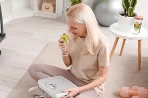 5 thói quen ăn uống giúp giảm cân nhanh sau tuổi 50