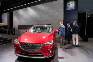 Mazda CX-5 2018 hay Nissan Rogue 2018 là SUV nhỏ gọn được đánh giá tốt hơn?