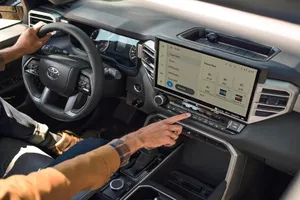 Xe chạy xăng 'đè bẹp' xe điện về trải nghiệm công nghệ khi lái