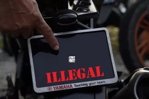 Bị phạt vì biển số 'nhỏ nhất thế giới'